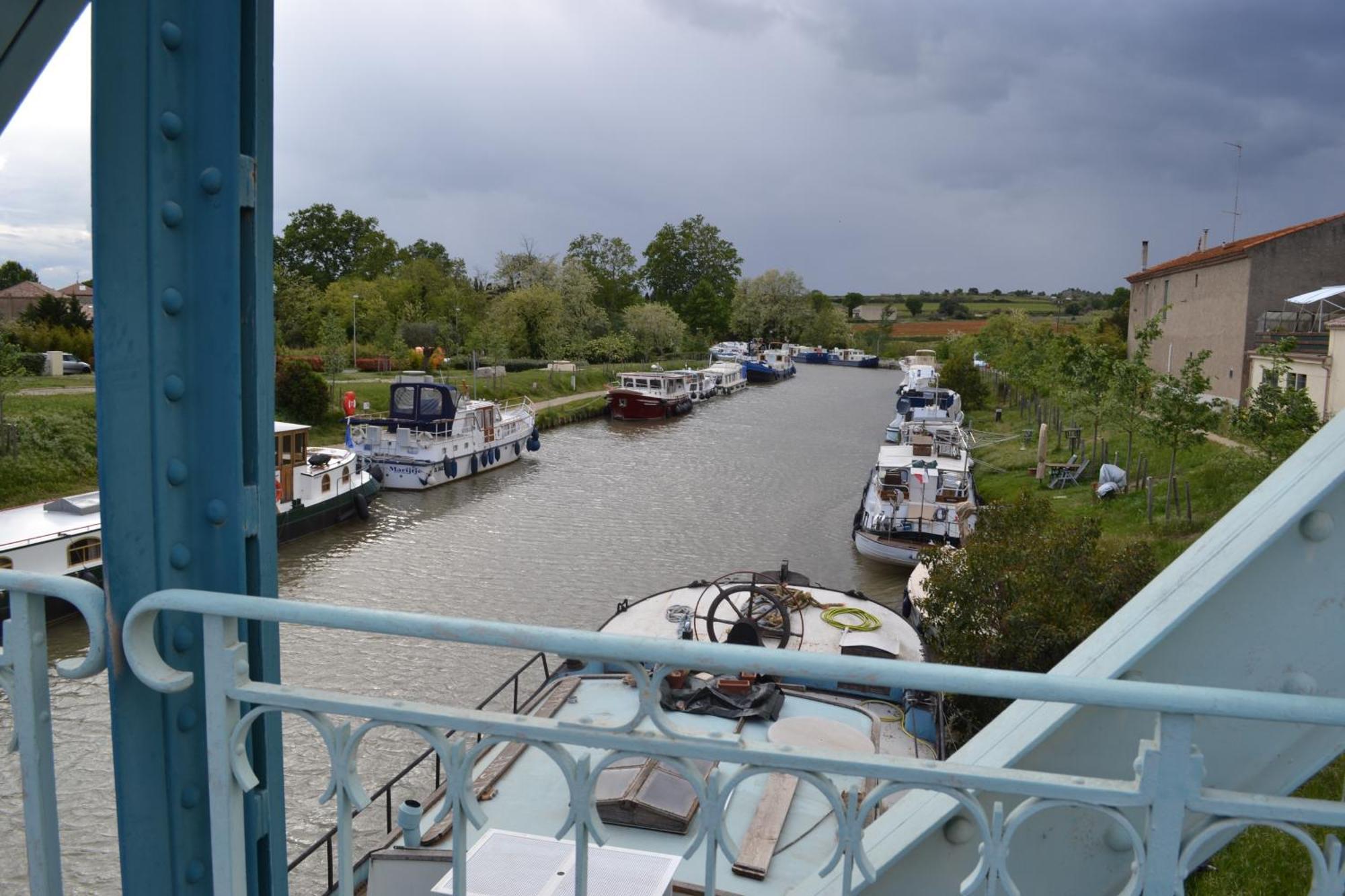 L'Instant Canal Capestang Luaran gambar
